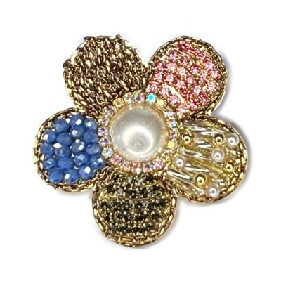 Broche pâquerette à cœur de perle sur fond blanc