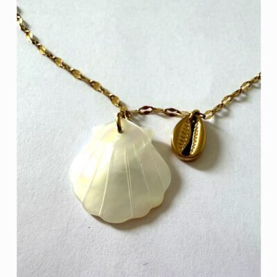 Gros plan sur le pendentif coquillage en nacre irisée et la breloque cauri dorée du collier ChicConnect
