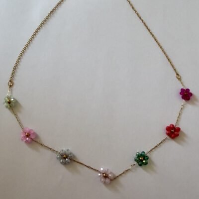 Offrir un bijou à une amie : nos idées cadeaux parfaits 5 Collier fleurs multicolores en acier inoxydable doré, sept fleurs de perles de cristal facettées