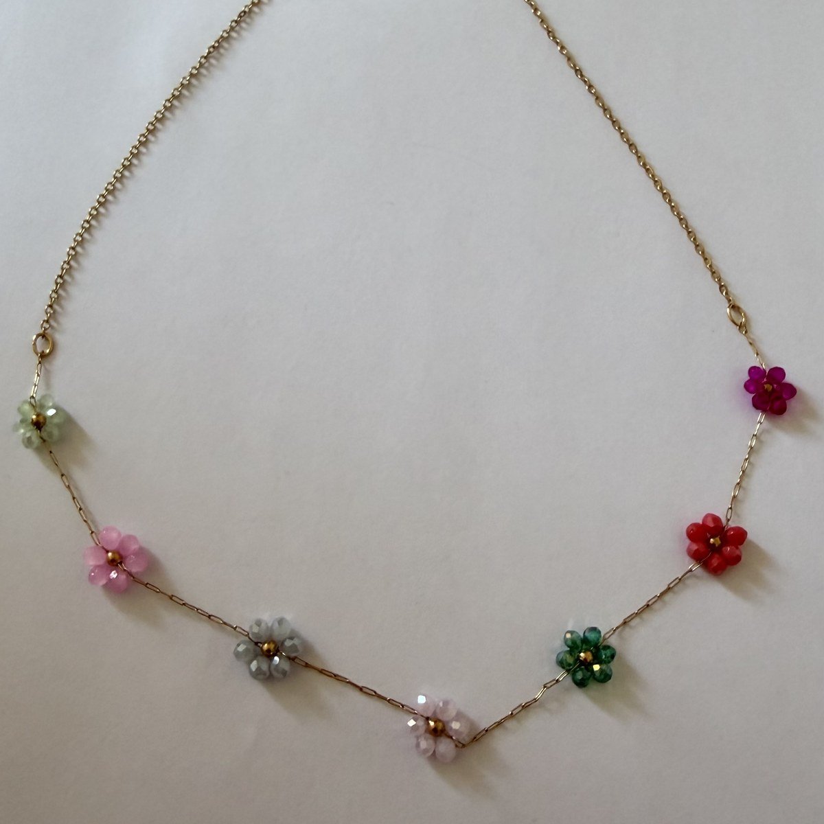 Collier Sept Fleurs Multicolores 1 Collier fleurs multicolores en acier inoxydable doré, sept fleurs de perles de cristal facettées