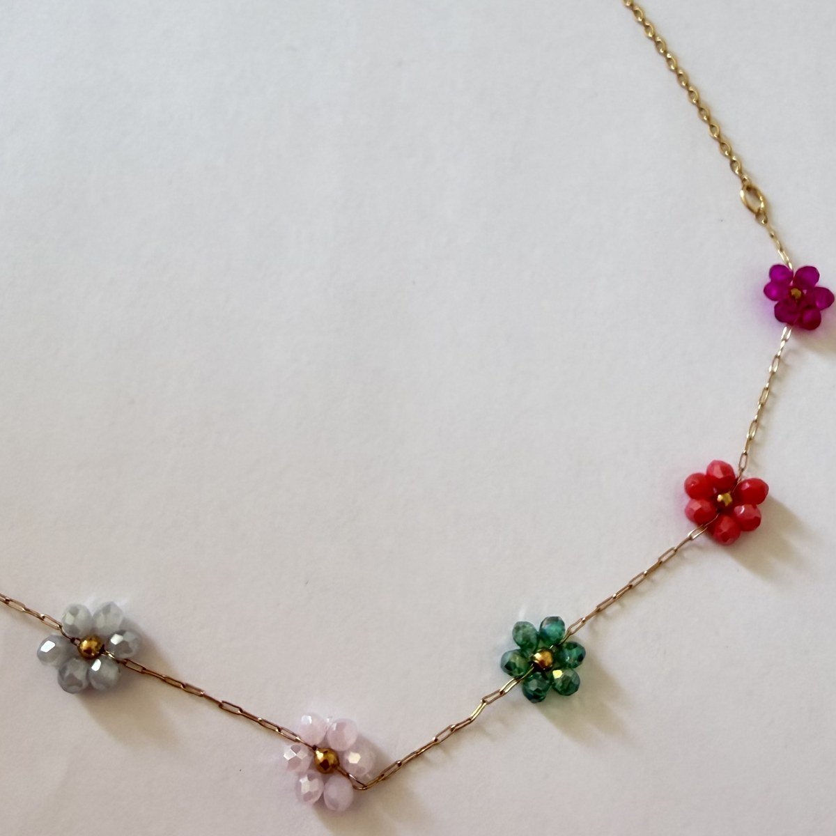 Collier Sept Fleurs Multicolores 2 Chaîne dorée et fermoir mousqueton du collier fleurs multicolores en acier inoxydable