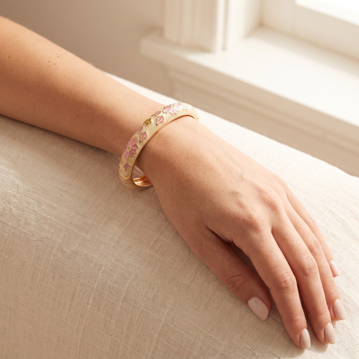 Bracelet Jonc Émaillé Fleurs Roses 2 Bracelet jonc émaillé fleurs roses porté au poignet, acier inoxydable doré ChicConnect