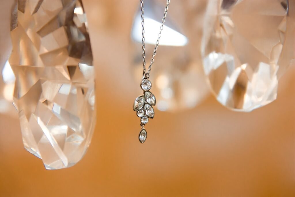 Les bijoux parfaits pour sublimer ton décolleté 3 elegant pendant jewelry