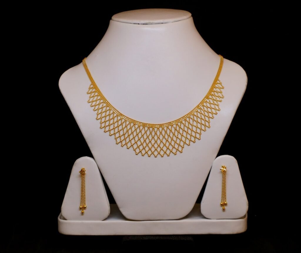 Offrir un bijou à une amie : nos idées cadeaux parfaits 4 elegant necklace present