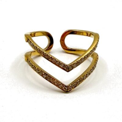 Bague chevron double V dorée sur fond blanc