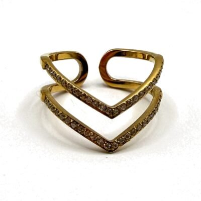 Bague Chevron Double V Dorée en acier inoxydable, fond blanc