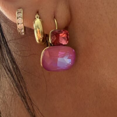 Boucle d'oreille dormeuse cristal rose portée au lobe