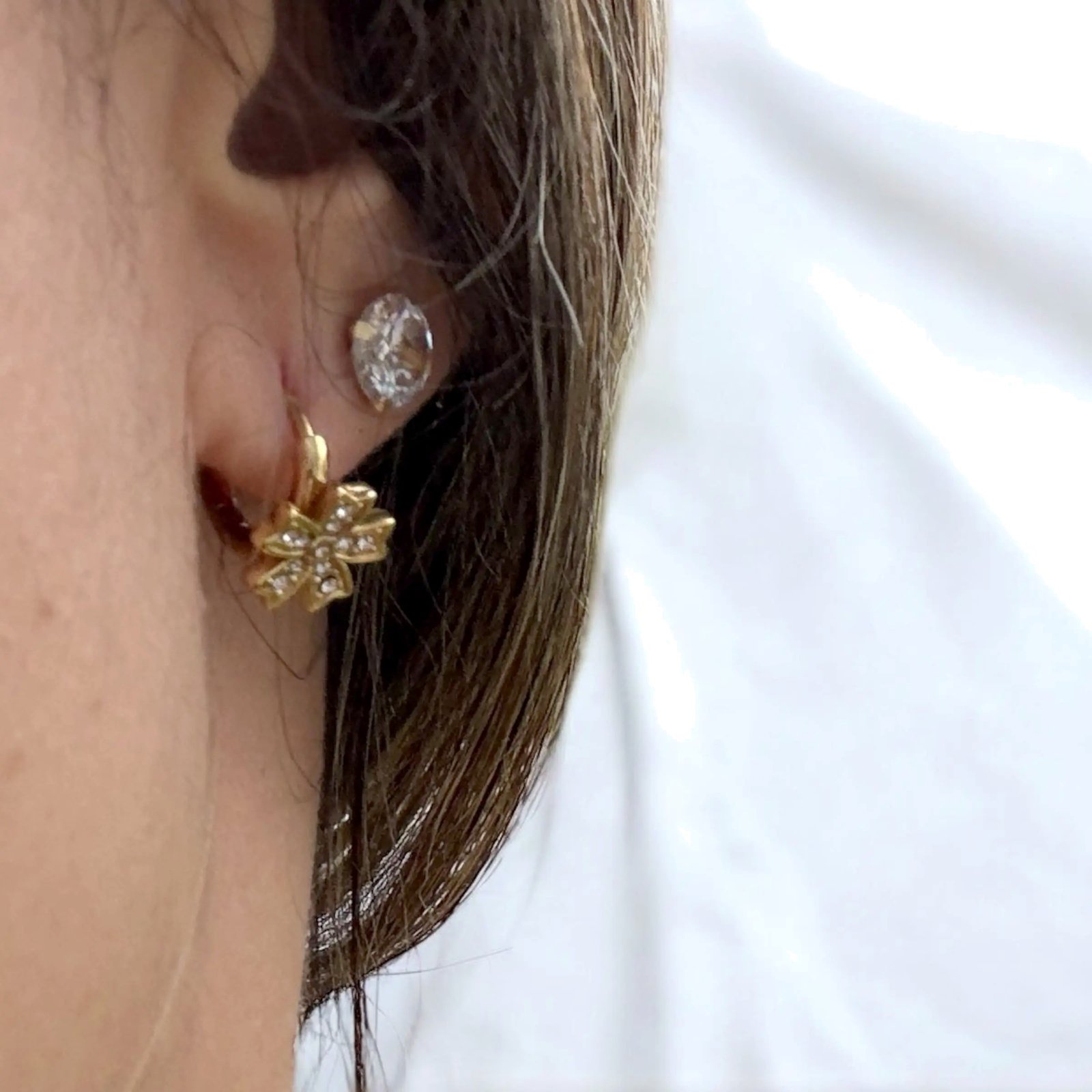 Boucles d'Oreilles Fleur Dorée Strass 1 Boucles d'Oreilles Fleur Dorée Strass
