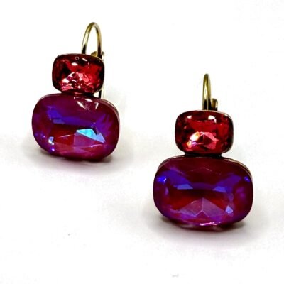 Boucles d’oreilles dormeuses cristal rose, fond blanc