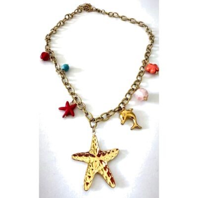 Collier dauphin et étoile de mer doré sur fond blanc