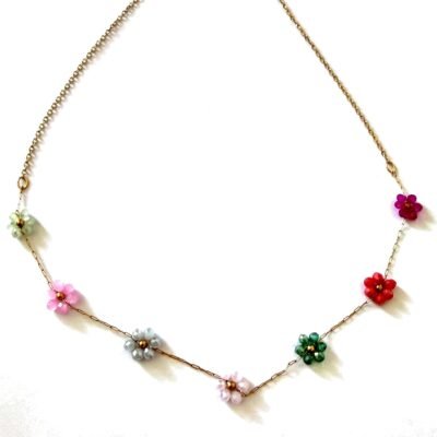 Collier sept fleurs multicolores en cristal sur fond blanc