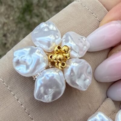 Couvre-bouton chemise femme fleur en perles baroques nacrées avec cœur de billes dorées