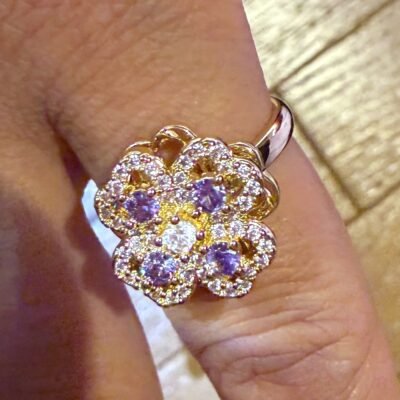 Gros plan sur la bague anti stress trèfle violet, anneau rotatif doré