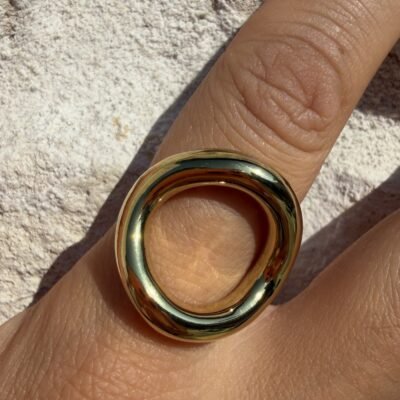 Bague cercle dorée portée, gros plan sur le cercle bombé