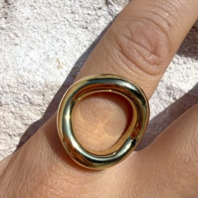 Bague cercle dorée portée, gros plan sur le cercle bombé