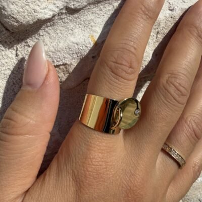 Bague médaillon dorée portée, gros plan sur la médaille et son strass