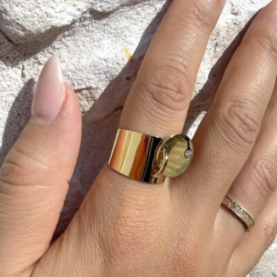 Bague médaillon dorée portée, gros plan sur la médaille et son strass