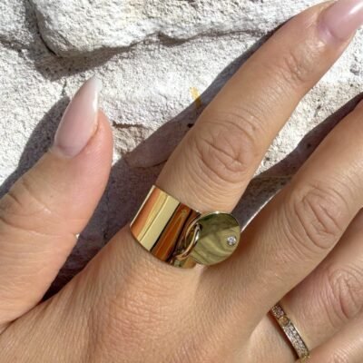 Bague jonc large doré à médaille portée au majeur