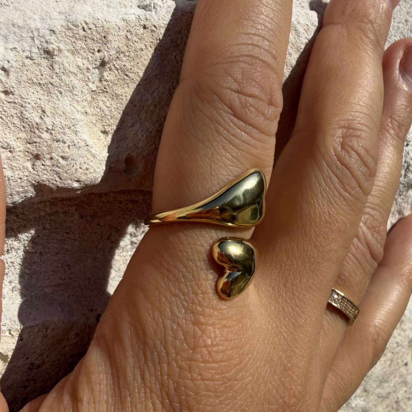 Bague Ouverte Cœurs Bombés Dorée 4 Bague ouverte coeurs dorée vue de profil, portée