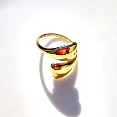 Bague ouverte deux coeurs bombés en acier inoxydable doré sur plateau blanc