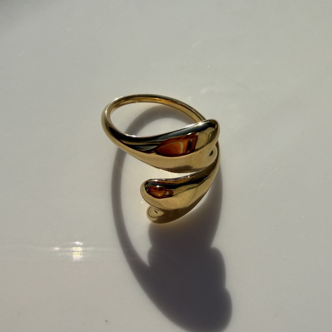 Bague Ouverte Cœurs Bombés Dorée 5 Bague ouverte deux coeurs bombés en acier inoxydable doré sur plateau blanc