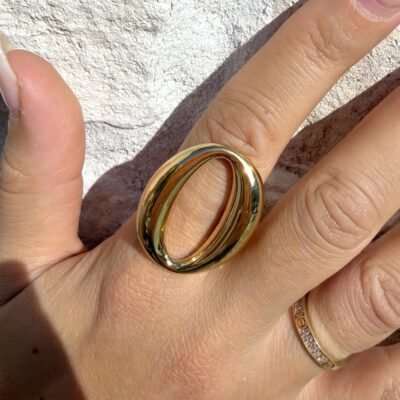 Bague grand ovale ajouré dorée portée, gros plan