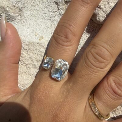 Bague toi et moi cristaux dorée portée, gros plan
