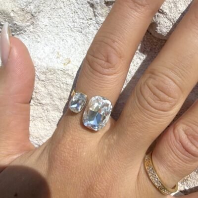 Bague toi et moi cristaux dorée portée, gros plan