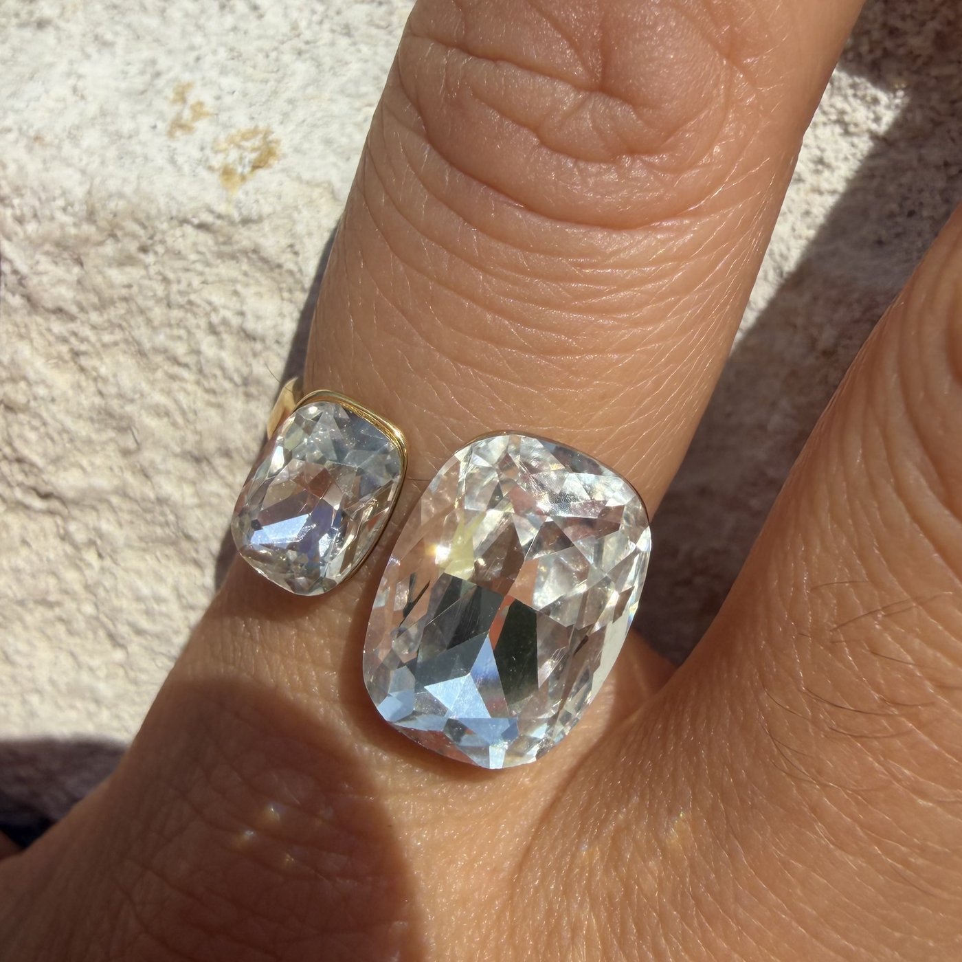 Bague Toi et Moi Cristaux Dorée 3 Bague toi et moi, détail du grand cristal facetté