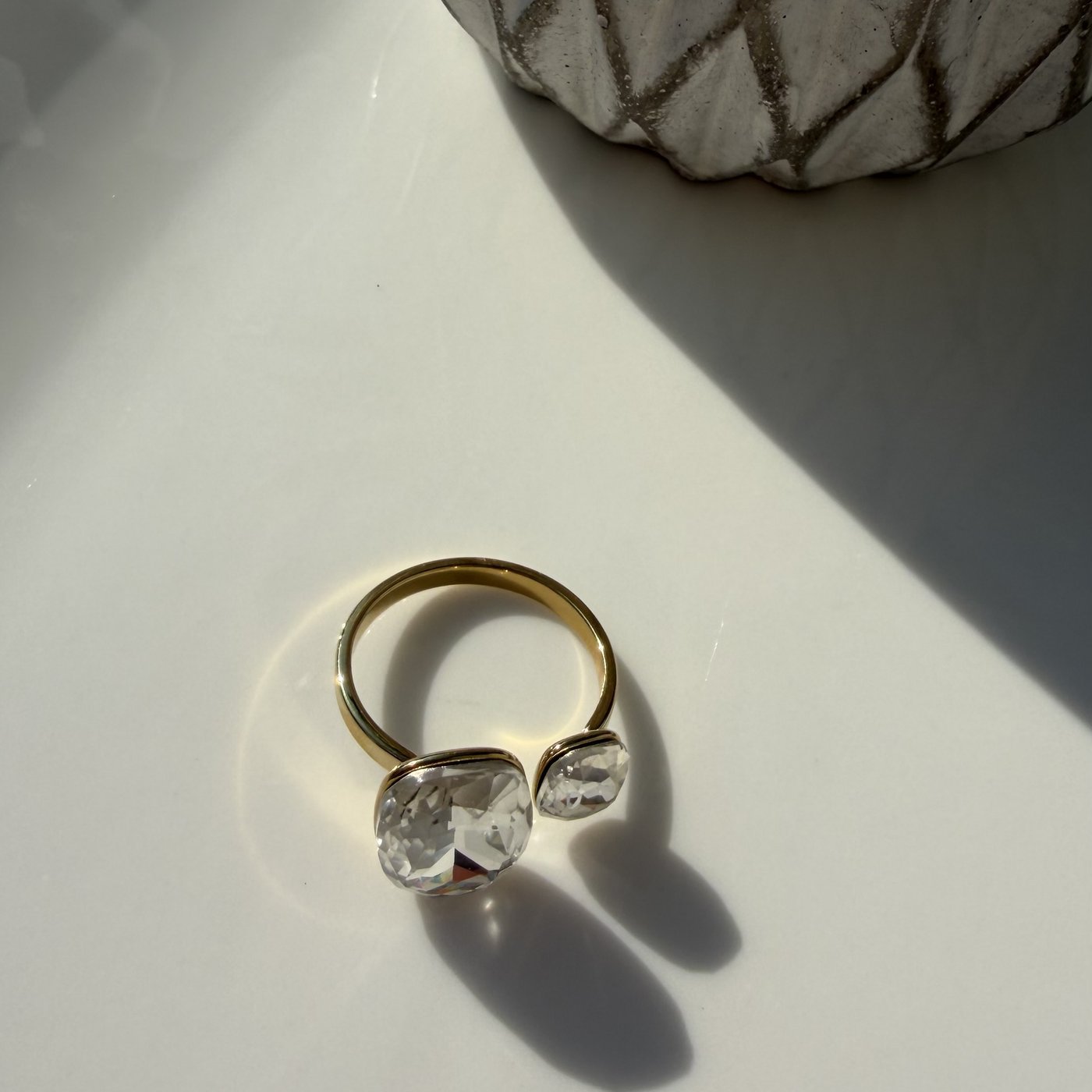 Bague Toi et Moi Cristaux Dorée 5 Bague toi et moi cristaux dorée en acier inoxydable, vue d'ensemble