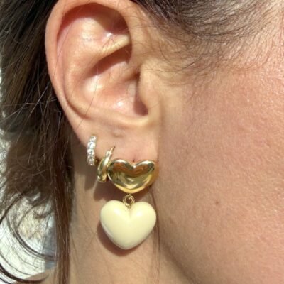 Boucles d'oreilles double coeur taupe portées, gros plan