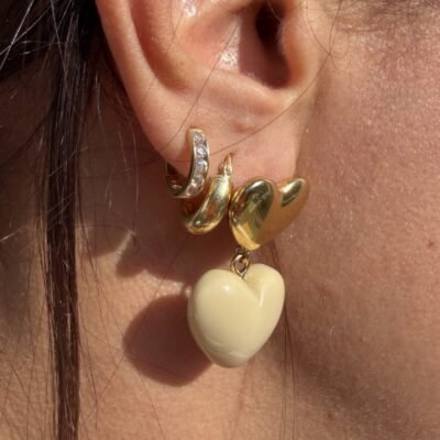 Boucle d'oreille double coeur doré et taupe portée