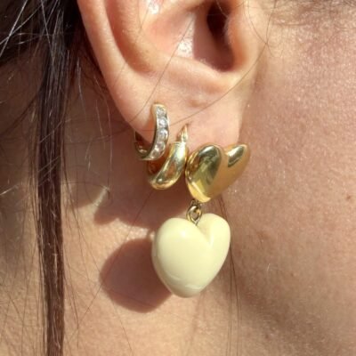 Boucle d'oreille double coeur doré et taupe portée