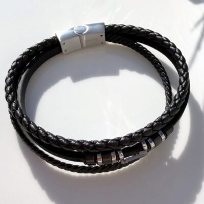 Bracelet cuir homme ancre nautique trois rangs vu de dessus avec fermoir acier