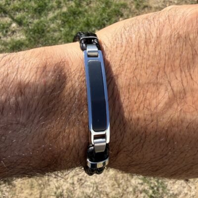 Bracelet cuir homme tressé et plaque acier noir porté au poignet