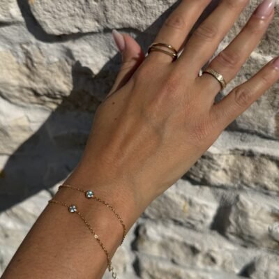 Bracelet double chaîne doré, gros plan des deux cristaux ronds