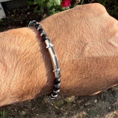 Bracelet homme perles noires et écrous acier porté en extérieur
