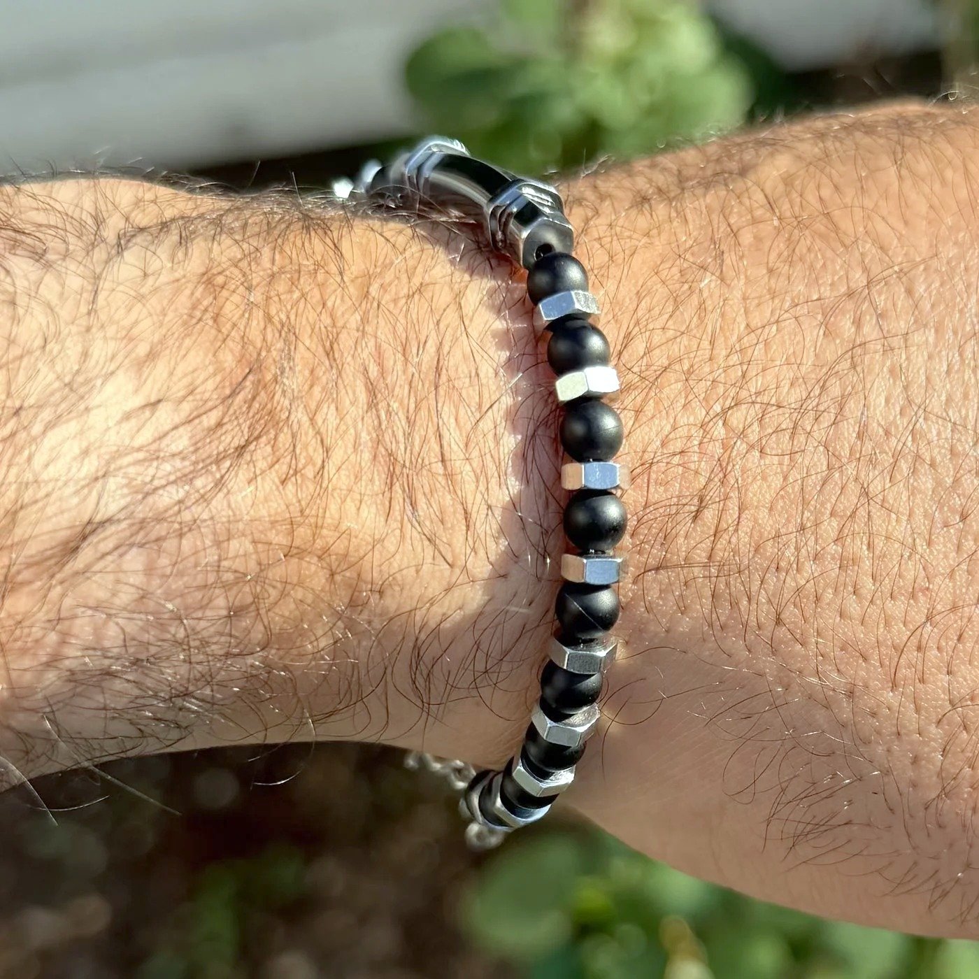 Bracelet Homme Perles Noires & Écrous Acier 5 Bracelet homme perles noires et écrous acier porté, vu de côté