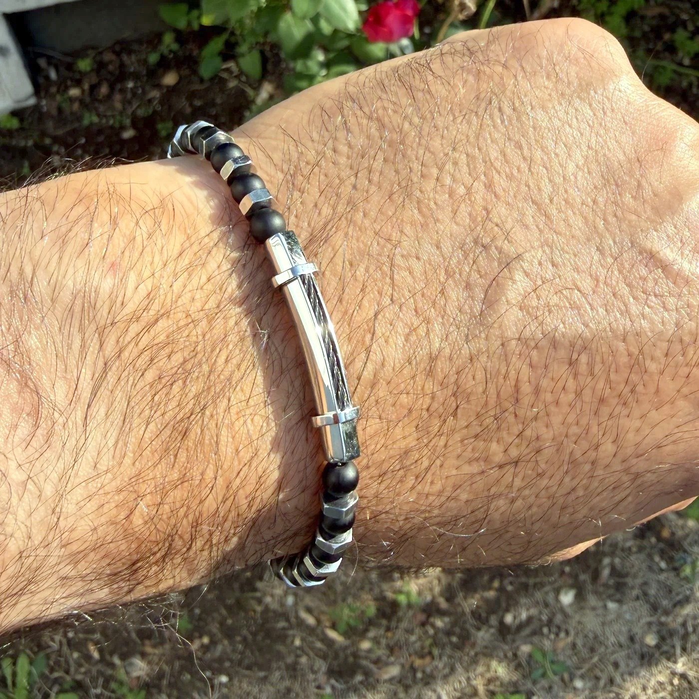 Bracelet Homme Perles Noires & Écrous Acier 1 Bracelet homme perles noires et écrous acier porté en extérieur