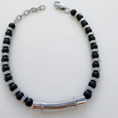 Bracelet homme perles noires mates et écrous hexagonaux en acier, vue d'ensemble avec fermoir mousqueton