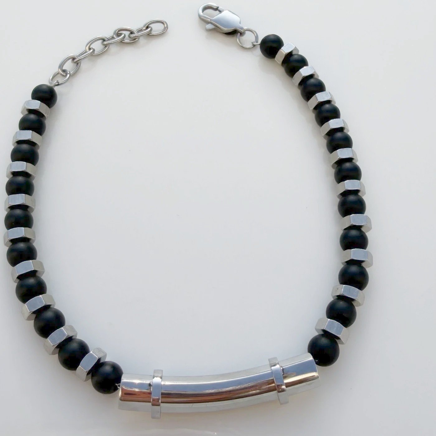 Bracelet Homme Perles Noires & Écrous Acier 2 Bracelet homme perles noires mates et écrous hexagonaux en acier, vue d'ensemble avec fermoir mousqueton