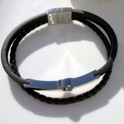 Bracelet jonc homme cuir noir double rang avec plaque en acier inoxydable poli, vue de dessus