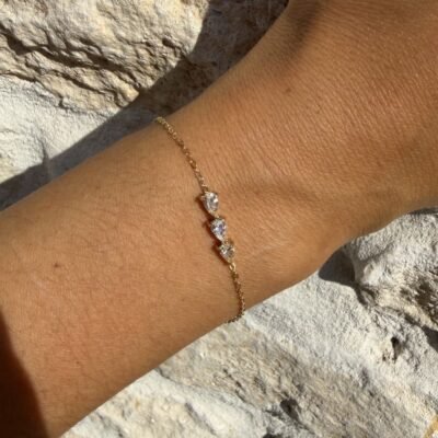 Bracelet trilogie doré à trois cristaux poire porté au poignet