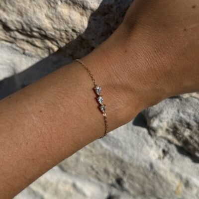 Bracelet trilogie doré, trois cristaux en goutte sur chaîne fine