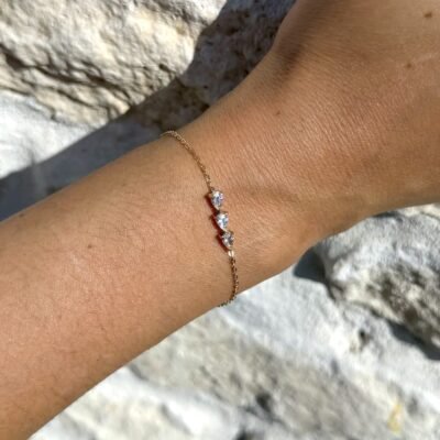 Bracelet trilogie doré, trois cristaux en goutte sur chaîne fine