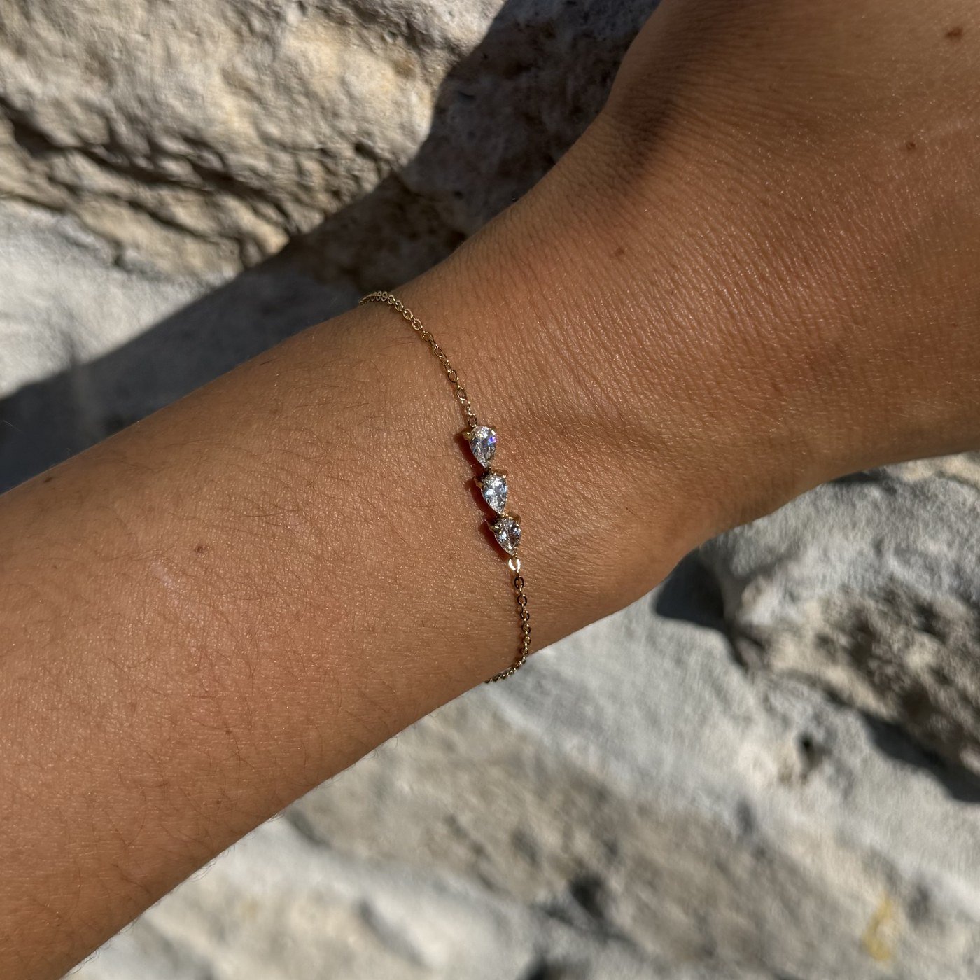 Bracelet Trilogie Doré 2 Bracelet trilogie doré, trois cristaux en goutte sur chaîne fine