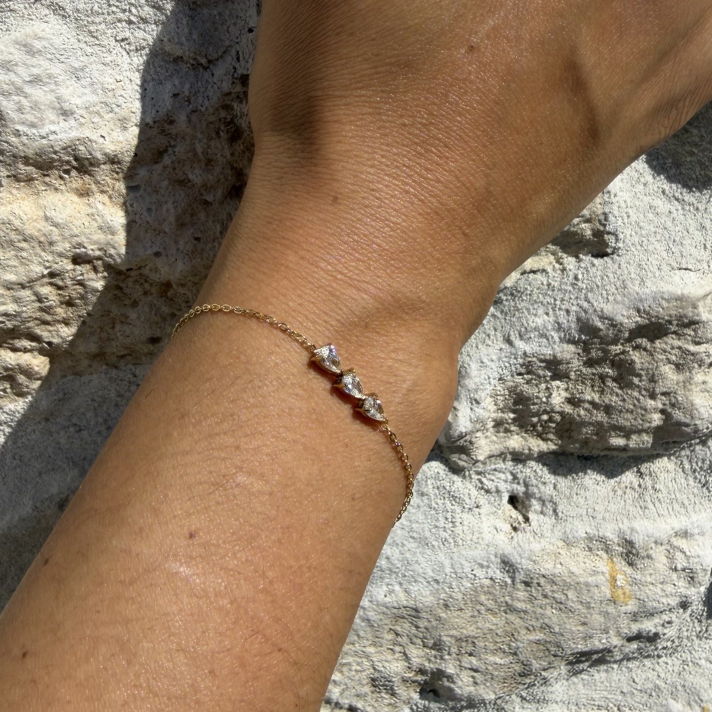 Bracelet Trilogie Doré 4 Gros plan des trois cristaux taille poire sertis à griffes