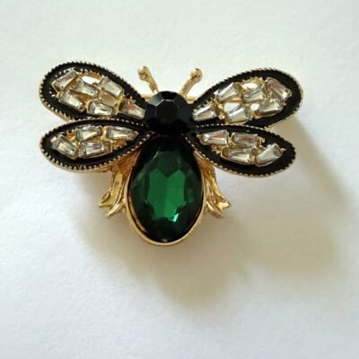 Broche abeille dorée en acier inoxydable, ailes serties de strass et corps en pierre verte facettée