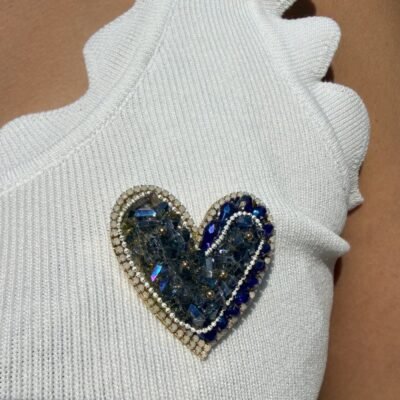 Broche cœur bleu en cristaux, gros plan portée