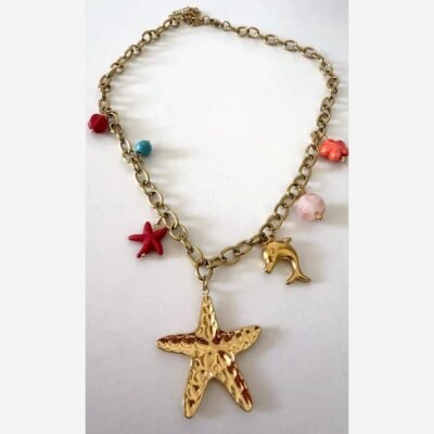 Collier doré à breloques marines : grande étoile de mer martelée, dauphin et perles corail